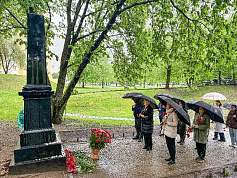 Руководство и сотрудники «Белинтерэкспо» в составе делегации БелТПП возложили цветы к подножью мемориала «Яма» в Минске