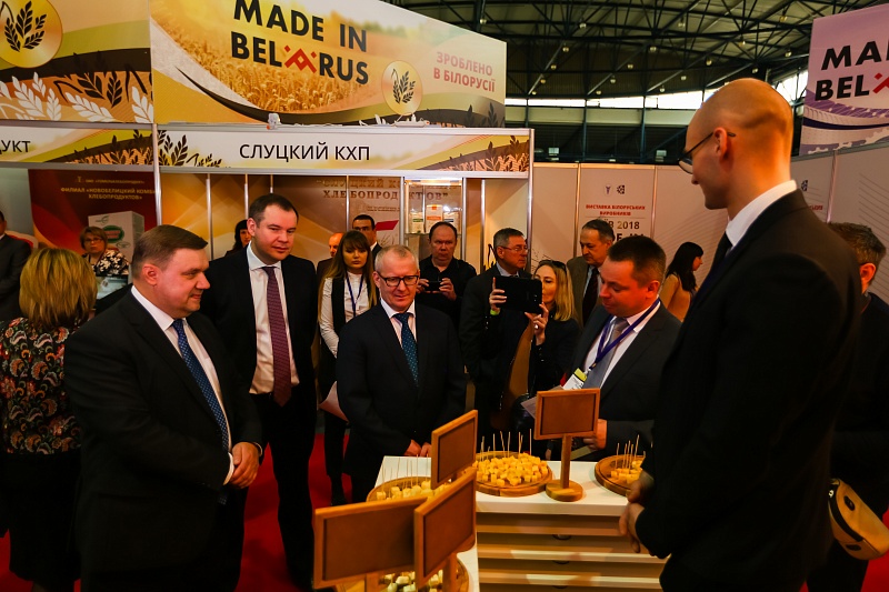 "Умные" тракторы и скоростные лифты: выставка "Made in Belarus" открылась в Киеве