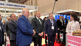 Президенты Беларуси и Азербайджана ознакомились с белорусской и азербайджанской продукцией на выставках в Баку